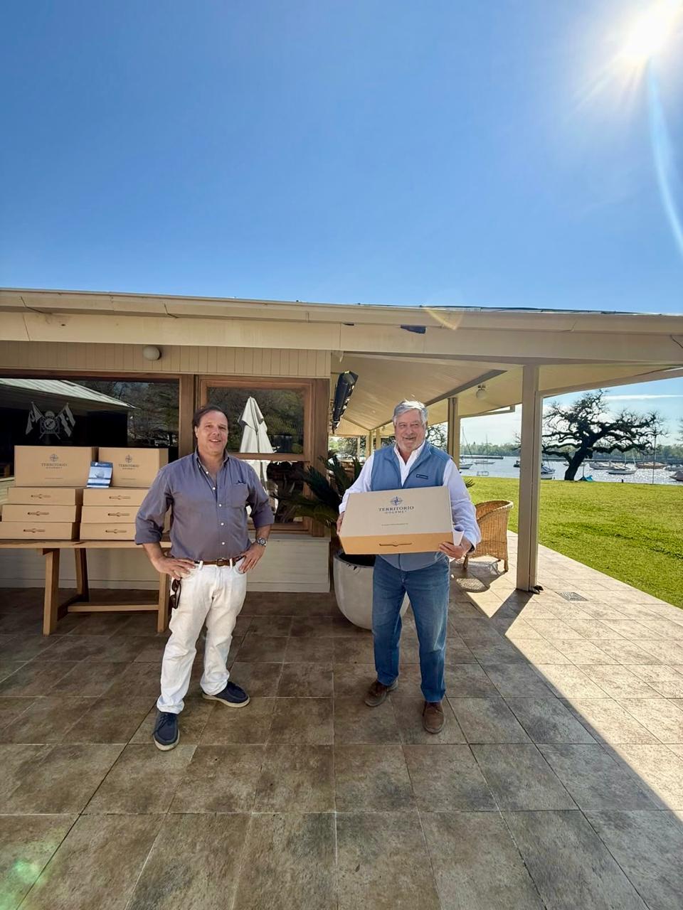 Entrega de las cajas en el Yacht Club Argentino